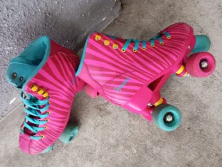 Patines infantiles rosas y blancos .