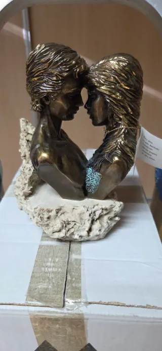 Escultura Enamorados Bronce y Piedra. Nueva.