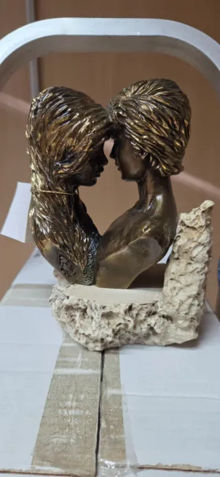 Escultura Enamorados Bronce y Piedra. Nueva.