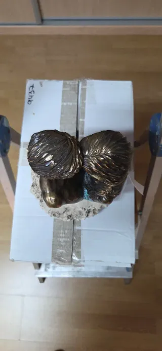 Escultura Enamorados Bronce y Piedra. Nueva.