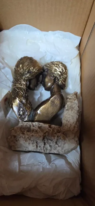 Escultura Enamorados Bronce y Piedra. Nueva.