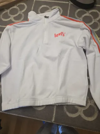 Sudadera Levi's blanca con rayas.