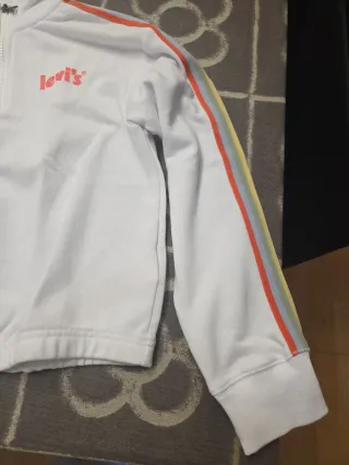 Sudadera Levi's blanca con rayas.