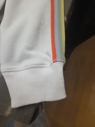 Sudadera Levi's blanca con rayas.