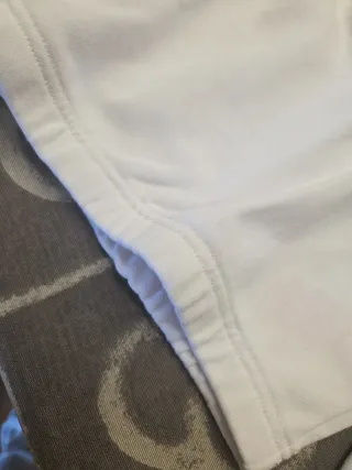 Sudadera Levi's blanca con rayas.