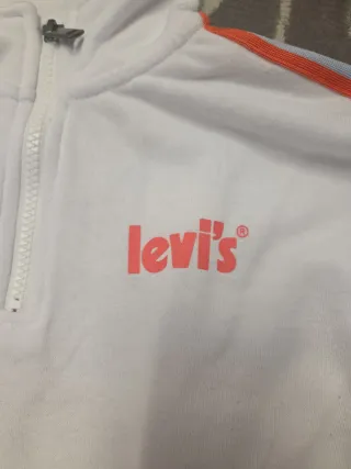 Sudadera Levi's blanca con rayas.