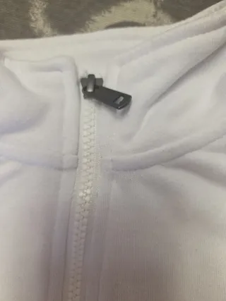 Sudadera Levi's blanca con rayas.