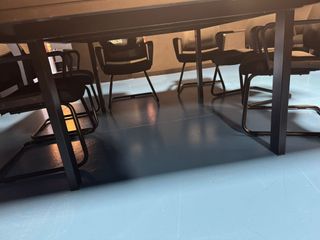 Mesa de oficina negra y azul