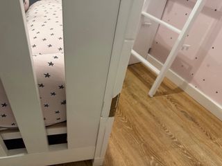 Cuna de bebé blanca con cambiador de 3 cajones