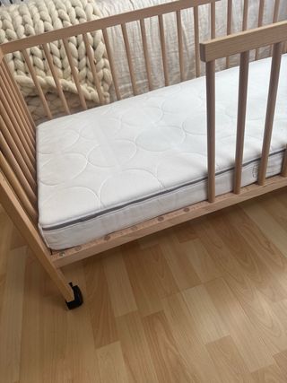 Cuna Ikea convertida en cama + colchón + ruedas