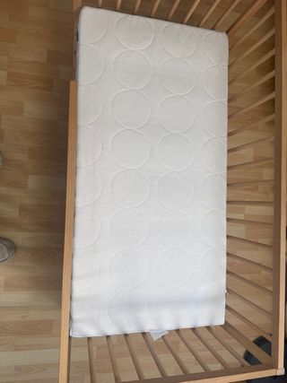 Cuna Ikea convertida en cama + colchón + ruedas