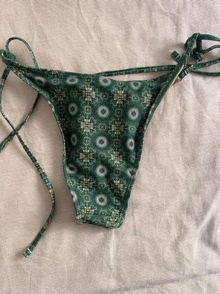 Bikini verde estampado con detalles dorados