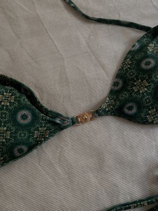 Bikini verde estampado con detalles dorados