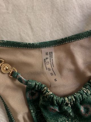 Bikini verde estampado con detalles dorados