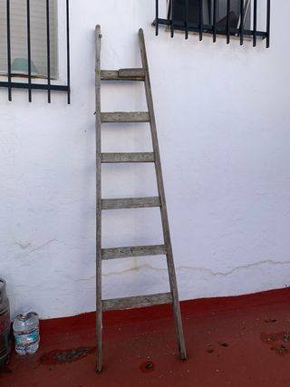 Escalera de madera rústica