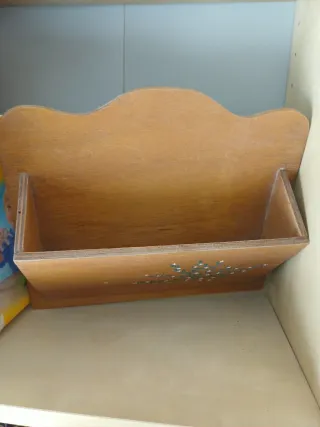 Pequeño contenedor de madera decorado ideal cartas