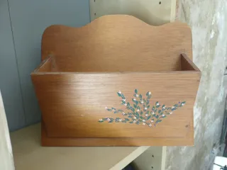 Pequeño contenedor de madera decorado ideal cartas