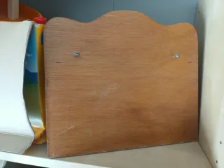 Pequeño contenedor de madera decorado ideal cartas