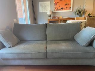 Sofá grande azul grisáceo de tela