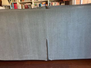 Sofá grande azul grisáceo de tela