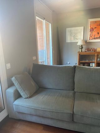 Sofá grande azul grisáceo de tela