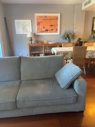 Sofá grande azul grisáceo de tela