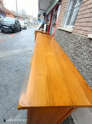 Mueble de madera maciza con llaves