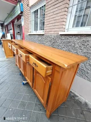 Mueble de madera maciza con llaves