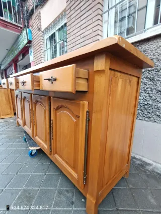 Mueble de madera maciza con llaves