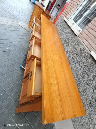 Mueble de madera maciza con llaves