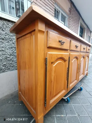 Mueble de madera maciza con llaves
