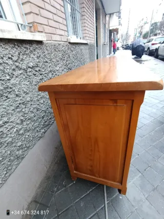 Mueble de madera maciza con llaves