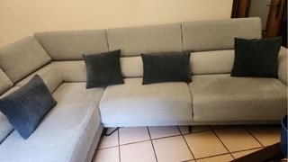 Sofá rinconera tela beige y gris.