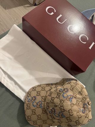 Gorra Gucci GG Supreme con rayas