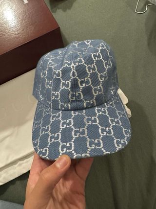 Gorra Gucci GG Supreme con rayas