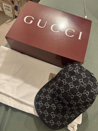 Gorra Gucci GG Supreme con rayas