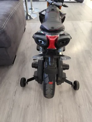 Moto Eléctrica Infantil Aprilia Negra y rojo