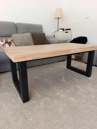 Mesa de centro elevable madera y metal.