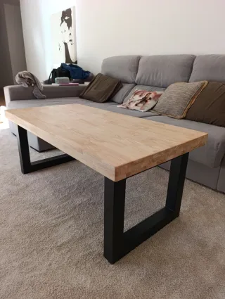 Mesa de centro elevable madera y metal.