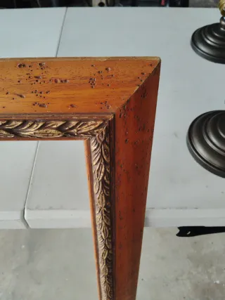 Marco de madera con detalles dorados