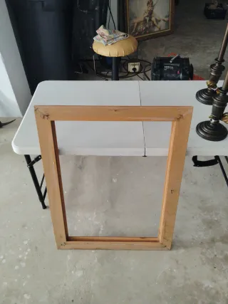 Marco de madera con detalles dorados