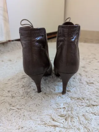 Botines marrones con cordones y tacón.