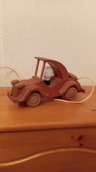 Lámpara infantil coche madera artesanal
