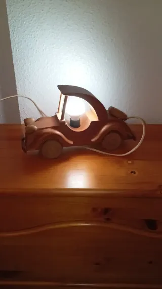 Lámpara infantil coche madera artesanal