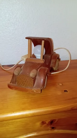 Lámpara infantil coche madera artesanal