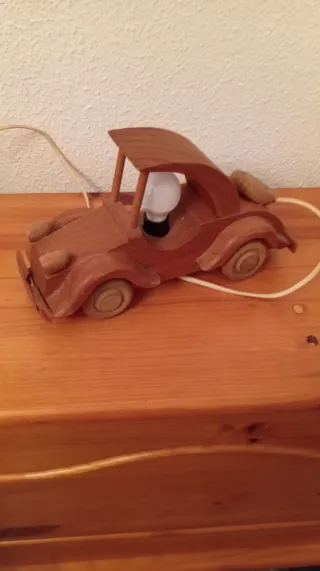 Lámpara infantil coche madera artesanal