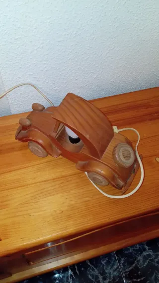 Lámpara infantil coche madera artesanal