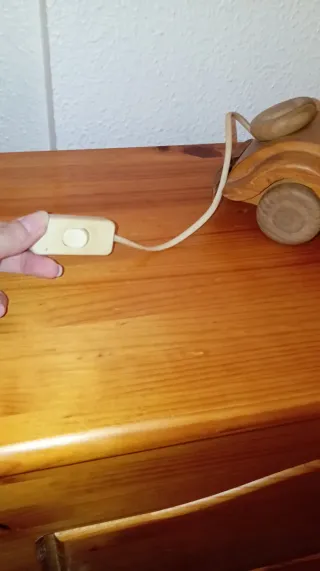 Lámpara infantil coche madera artesanal