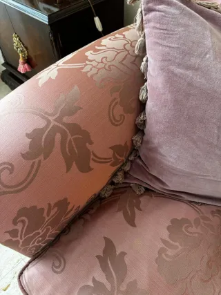 Sofá antiguo de tela rosa