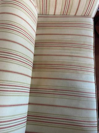 Sofá blanco con funda rayas